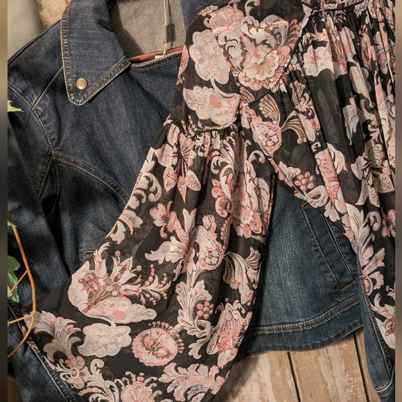 Flair sleeve "Loft" blouse.   Med. - Picture 3 of 7